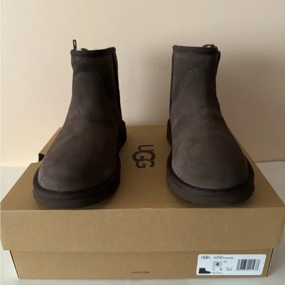 UGG Adri Classic Mini Suede Fur Lined Zip Boot. Boy. Girl. Unisex. Size: 4 - Picture 3 of 12